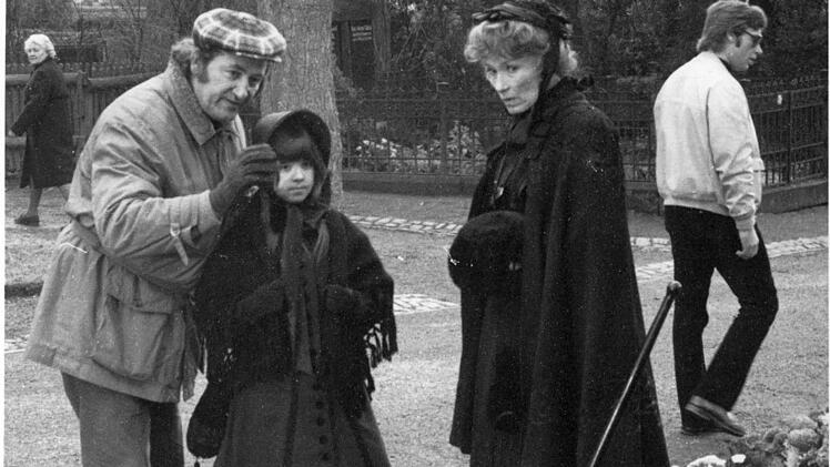 Regisseur Herbert Ballmann und Brigitte Horney besprechen die Szene auf dem Friedhof. Foto: CT-Archiv