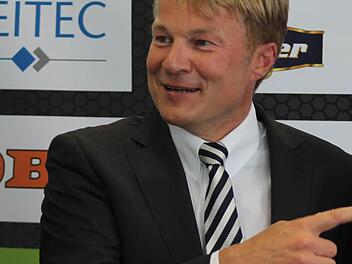 Carsten Bissel, der Aufsichtsratsvorsitzende des Handball-Erstligisten HC Erlangen, hat in einem Interview mit der Süddeutschen Zeitung den Trainer des HSC 2000 Coburg, Jan Gorr (rechts), scharf kritisiert. Fotos: CT-Archiv/Hagen Lehmann