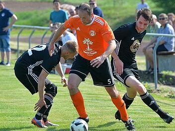 Tobias Dachwald (orange) und der ASV Herrnsdorf bewahrten nach dem Rückstand die Ruhe und drehten das Kellerduell gegen Thüngfeld (li. Andreas Güttler, re. Damian Krug).  Foto: Picturedreams