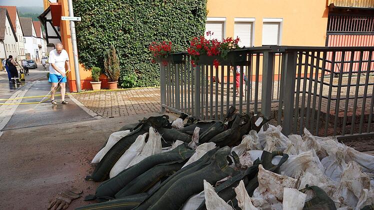 Der Tag danach in ElfershausenFoto: Arkadius Guzy