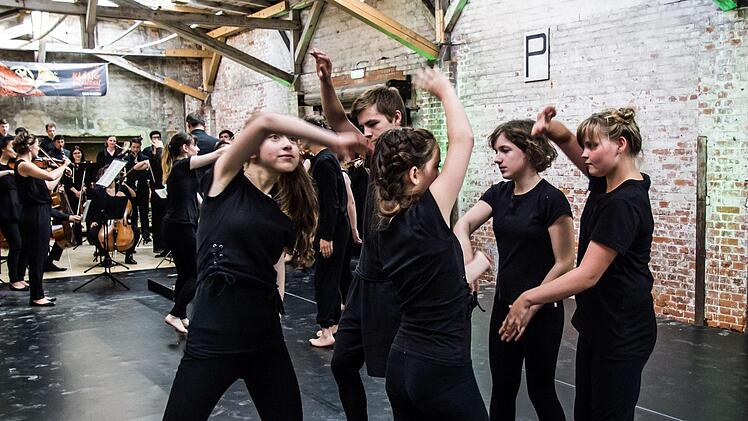 Kinder und Jugendliche des Projekts "We Dance" begeisterten zum Auftakt des Festivals "Klanggrenzen" in der Alten Pakethalle in Coburg.Foto: Jochen Berger