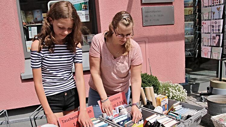 Präsentation ist wichtig. Das hat Sophia Klement (links) schnell begriffen, als sie mit Raphaela Hauguth von der Leseinsel Bücher und andere Artikel in einer Auslage vor dem Geschäft präsentiert.Helmut Will