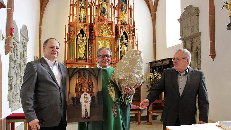 Organist Peter Arnold (links) und Pfarrgemeinderatsvorsitzender Richard Simmet gratulierten Padre Gabriel namens der Pfarrgemeinde.    Foto: Evi Seeger