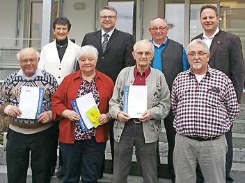 Ehrungen standen im Mittelpunkt der Jahreshauptversammlung des VdK-Ortsverbands Kulmbach-Mangersreuth. Im Bild (obere Reihe, von links) MdL Inge Aures, stellvertretender Kreisvorsitzender Marc Benker, Vorsitzender Klaus Einsiedler und Stadtrat Ingo Lehmann sowie (vorne, von links) Karl-Heinz Kühlein, Doris Schramm, Richard Lauterbach und Zweiter Vorsitzender Gerhard Groß Foto: Werner Reißaus