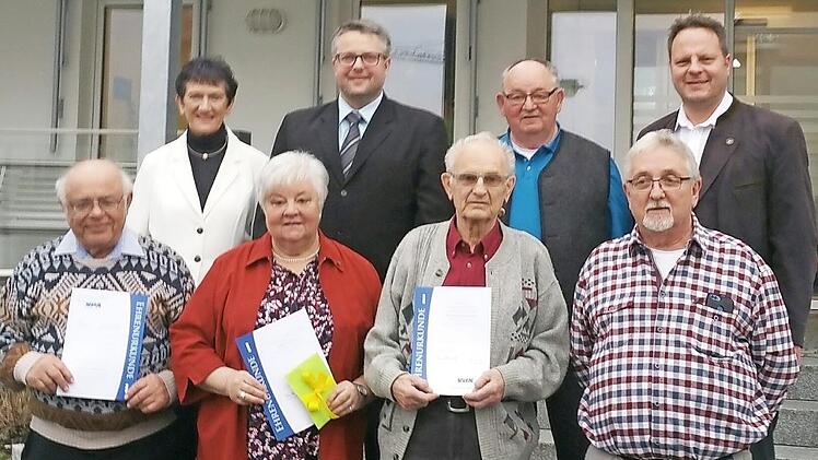 Ehrungen standen im Mittelpunkt der Jahreshauptversammlung des VdK-Ortsverbands Kulmbach-Mangersreuth. Im Bild (obere Reihe, von links) MdL Inge Aures, stellvertretender Kreisvorsitzender Marc Benker, Vorsitzender Klaus Einsiedler und Stadtrat Ingo Lehmann sowie (vorne, von links) Karl-Heinz Kühlein, Doris Schramm, Richard Lauterbach und Zweiter Vorsitzender Gerhard Groß Foto: Werner Reißaus