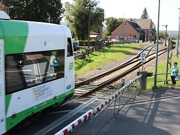 Die Deutsche Bahn will den Bahnübergang in der Hammelburger Bahnhofstraße neu ausbauen. Dabei soll der Fußgängerüberweg auf der westlichen Seite (im Bild) von der Straße weg verlegt und mit einer separaten Schranke über die Gleise geführt werden. Foto: Ralf Ruppert