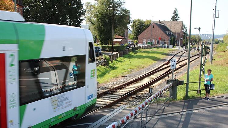 Die Deutsche Bahn will den Bahnübergang in der Hammelburger Bahnhofstraße neu ausbauen. Dabei soll der Fußgängerüberweg auf der westlichen Seite (im Bild) von der Straße weg verlegt und mit einer separaten Schranke über die Gleise geführt werden. Foto: Ralf Ruppert