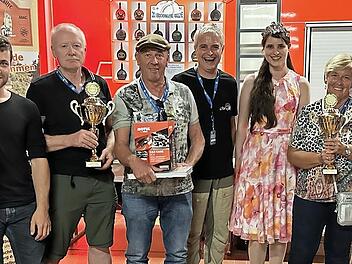 Victoria Schaub und Xaver Halbig (von links) siegten in der Wertungsgruppe der Motorräder ohne Seitenwagen. Alfons Hausmann und Enkel Jonathan Löhser (nicht im Bild) gewannen die Kategorie der Seitenwagen-Gespanne. Martin Hoos und Elke Hoos (3.v.r...