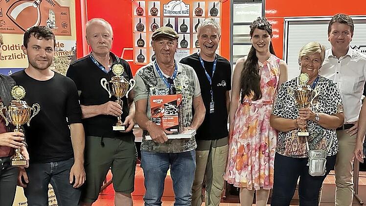 Victoria Schaub und Xaver Halbig (von links) siegten in der Wertungsgruppe der Motorräder ohne Seitenwagen. Alfons Hausmann und Enkel Jonathan Löhser (nicht im Bild) gewannen die Kategorie der Seitenwagen-Gespanne. Martin Hoos und Elke Hoos (3.v.r...