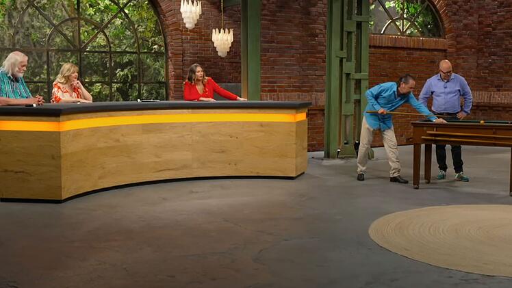 Die Händler sind begeistert vom Billardtisch.