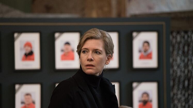 Anne (Ina Weisse) wohnt nach einem Jahr der Trauerzeremonie f&uuml;r die Verungl&uuml;ckten bei - ist ihr Mann wirklich tot?