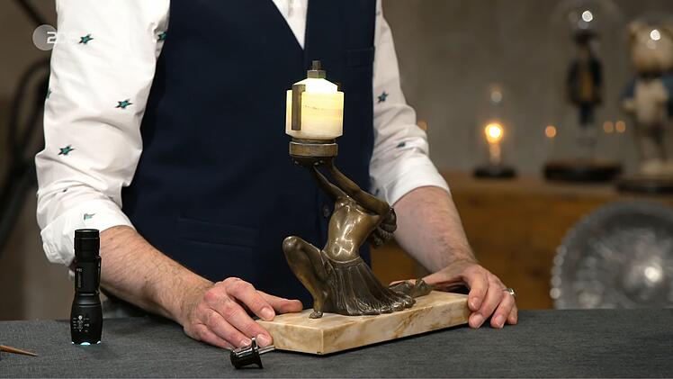 "Das auf dem richtigen Schreibtisch - ein Tr&auml;umchen!", sinnierte Lichter &uuml;ber die Leuchte mit Bronzefigur. Stolze 2.000 Euro schwebten Anna und Lukas vor, doch Colmar Schulte-Goltz bremste auf 800. Die beiden lehnten ab und nahmen die Lichtgestalt wieder mit nach Hause.