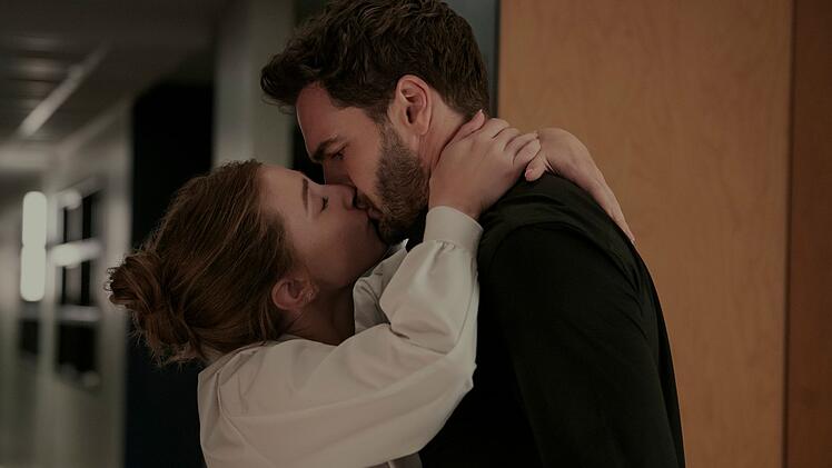 Mit einem &uuml;berraschenden Kuss beginnt f&uuml;r Olive Smith (Lili Reinhart) und Professor Adam Carlsen (Tom Bateman) eine unberechenbare Zeit.