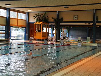 Bisher gab es für das Hallenfreibad nur Tageskarten. Zumindest für den Hallenbereich werden ab 1. Januar auch Ein-, Zwei- und Dreistundenkarten eingeführt.