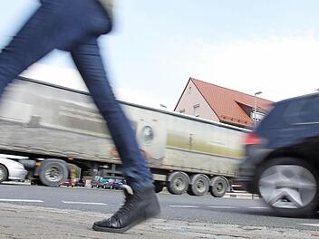 Ein Hauptproblem in Hirschaid: Der dichte Verkehr im Bereich Nürnberger und Maximilianstraße. Foto: Michael Gründel