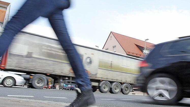 Ein Hauptproblem in Hirschaid: Der dichte Verkehr im Bereich Nürnberger und Maximilianstraße. Foto: Michael Gründel