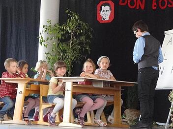 Wie wichtige Schule ist, erfuhren die Kinder im Theaterstück über Don Bosco. Foto: Johanna Eckert