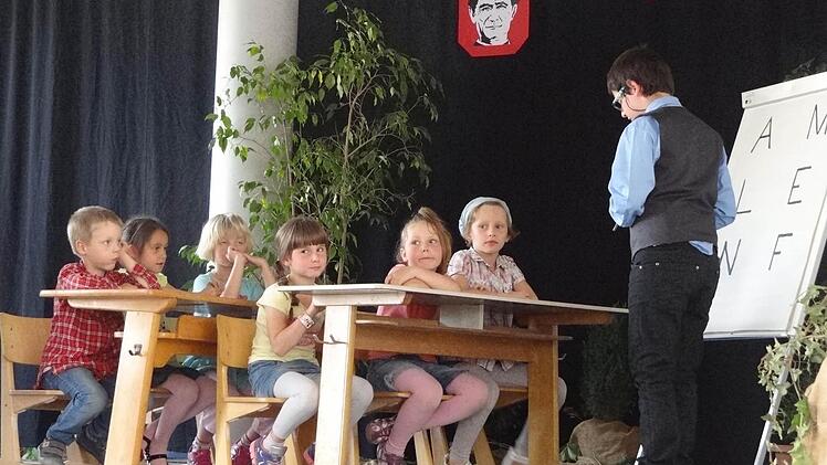 Wie wichtige Schule ist, erfuhren die Kinder im Theaterstück über Don Bosco. Foto: Johanna Eckert