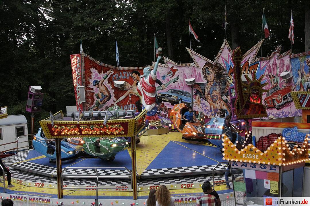 Der Star Dancer ist nichts für einen schwachen Magen. Das Fahrgeschäft dreht sich gleich in zwei verschiedene Richtungen und ist vor allem bei Jugendlichen sehr beliebt.
