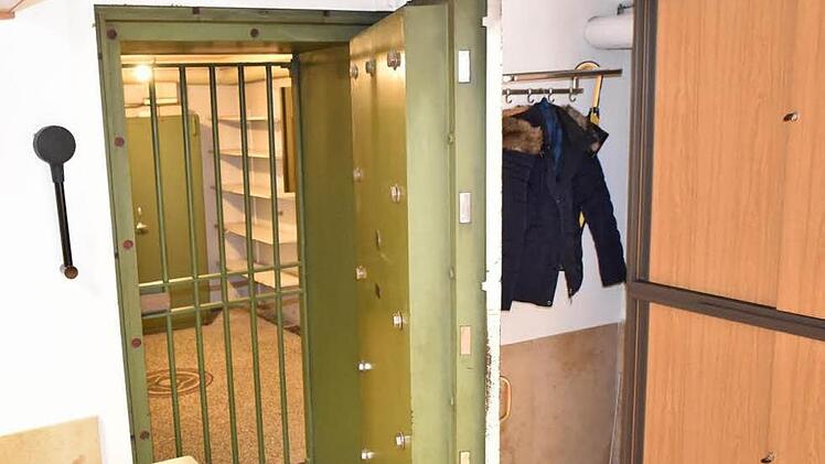 Der ehemalige Stahltresor in der Stadtkasse von Königsberg aus der Zeit, als die Zweigstelle der Sparkasse noch im Rathaus untergebracht war, gehört demnächst der Vergangenheit an, da das Erdgeschoss des Rathauses behindertengerecht umgebaut werden wird. Foto: Gerold Snater
