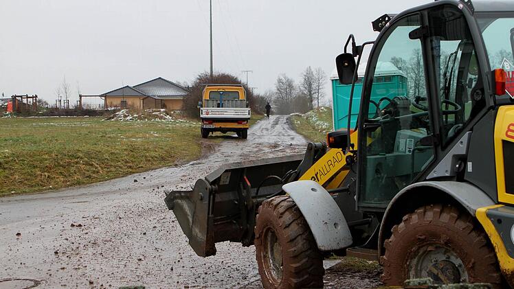 Hier ein Blick in den Feldweg "an der Leite", der für das Baugebiet erschlossen werden soll. Im Vordergrund hat es ein Bauwerber schon eilig.