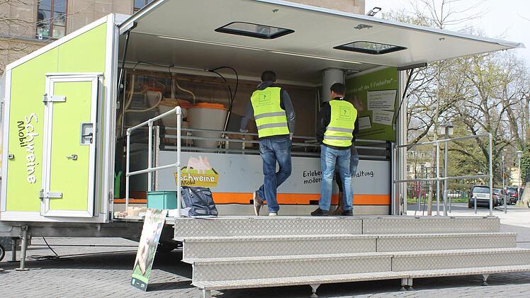 Nach drei bis vier Wochen werden die Ferkel von der Mutter getrennt.