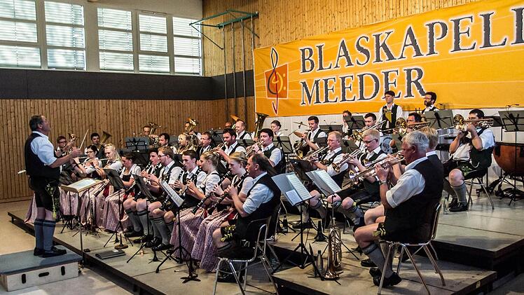Impressionen vom Doppelkonzert in der Schulturnhalle Meeder.Foto: Jochen Berger