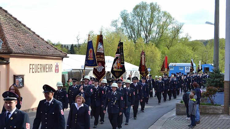 Fahnenabordnungen kamen zur Fahrzeugweihe.