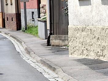 Gehwegverengungen wie hier im Unterland soll es nach dem Straßenausbau nicht mehr geben. Es sollen mindestens auf einer Straßenseite Gehwege mit einer Breite von 1,5 Meter vorhanden sein. Foto: Matthias Nöth