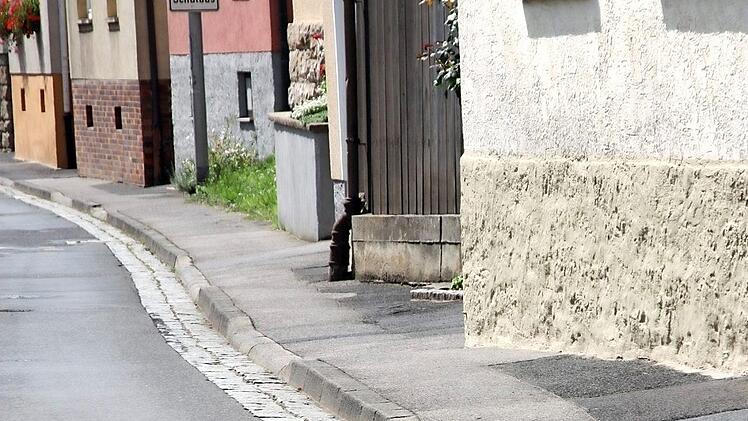 Gehwegverengungen wie hier im Unterland soll es nach dem Straßenausbau nicht mehr geben. Es sollen mindestens auf einer Straßenseite Gehwege mit einer Breite von 1,5 Meter vorhanden sein. Foto: Matthias Nöth