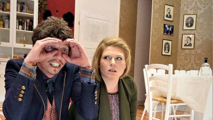Toby (Konrad Sauerteig) und Hella (Christina Morath) schauen in die Sterne.