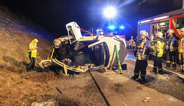 A70: Auto schleudert in Betonwand und &uuml;berschlagt sich mehrfach - Familie schwer verletzt