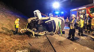 A70: Auto schleudert in Betonwand und &uuml;berschlagt sich mehrfach - Familie schwer verletzt