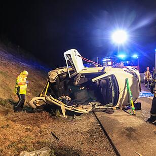 A70: Auto schleudert in Betonwand und überschlagt sich mehrfach - Familie schwer verletzt