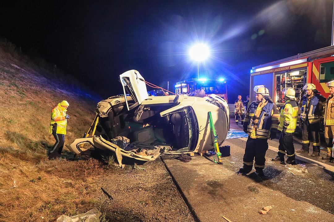 A70: Auto schleudert in Betonwand und überschlagt sich mehrfach - Familie schwer verletzt