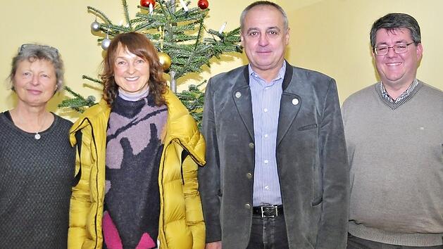 Pünktlich zur Weihnachtsausgabe übergaben die Rathauschefs (von rechts) Udo Dauer, Robert Hümmer und Christine Frieß eine Geldspende an die stellvertretende Tafelvorsitzende Ulrike Kuhn, die sich herzlich dafür bedankte.  Foto: Ingrid Kohles