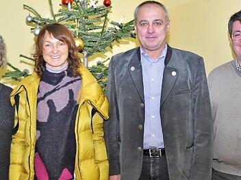 Pünktlich zur Weihnachtsausgabe übergaben die Rathauschefs (von rechts) Udo Dauer, Robert Hümmer und Christine Frieß eine Geldspende an die stellvertretende Tafelvorsitzende Ulrike Kuhn, die sich herzlich dafür bedankte.  Foto: Ingrid Kohles