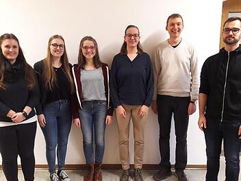 Der neue Vorstand der Kreisbläserjugend präsentiert sich (von links):  Carina Weber, Isabell Voll, Franziska Gottwalt, Pauline Sandwall, Johannes Geiling und Alexander Adrio. Es fehlen: Katharina Gais, Carolin Schmitt, Verena Bokisch, Luisa Glück. Foto:  Lilli Brand