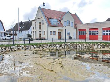 Das Feuerwehrhaus mit Fahrzeughalle in dem sich momentan noch  die Einsatzkräfte umziehen während die Fahrzeuge warmlaufen um  Einsatzbereit zu seinKarlheinz Wirth
