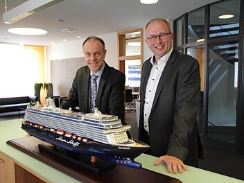 Die beiden Vorstandsmitglieder Johannes Hofmann (links) und Hans-Peter Lechner sehen die VR-Bank EHH gut aufgestellt.  Foto: Andreas Dorsch