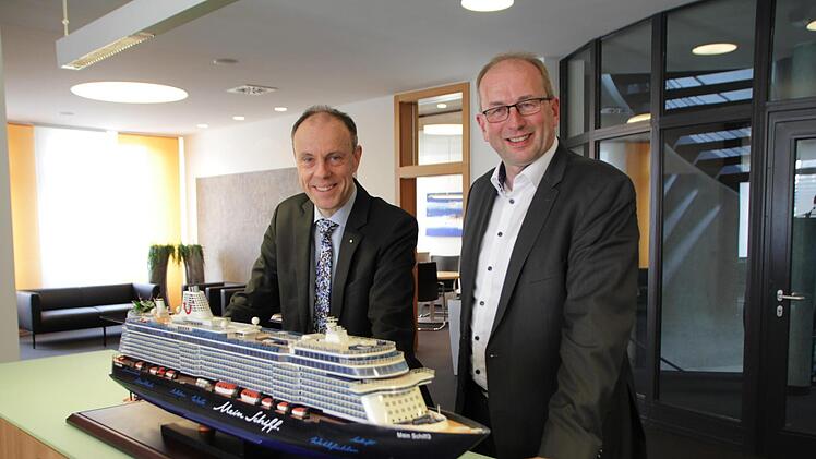 Die beiden Vorstandsmitglieder Johannes Hofmann (links) und Hans-Peter Lechner sehen die VR-Bank EHH gut aufgestellt.  Foto: Andreas Dorsch