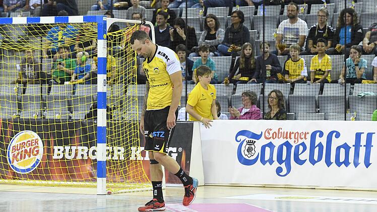 Die Spieler des HSC 2000 Coburg - im Bild Florian Billek - müssen trotz der Negativserie der letzten Wochen die Köpfe wieder hochnehmen. Am Samstag wollen die Vestestädter ihren hart erarbeiteten dritten Tabellenplatz in der 2. Bundesliga beim Erstliga-Absteiger TuS Nettelstedt-Lübbecke verteidigen. Foto: Hagen Lehmann