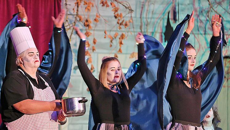 Die Vampirkomödie "Dracula -  Sippschaft mit Biss", zeigten die  Laienspieler des Heimatvereins Maßbach auf der Freilichtbühne im Innenhof  des Schrimpf'schen Schlosses.  Foto: Dieter Britz