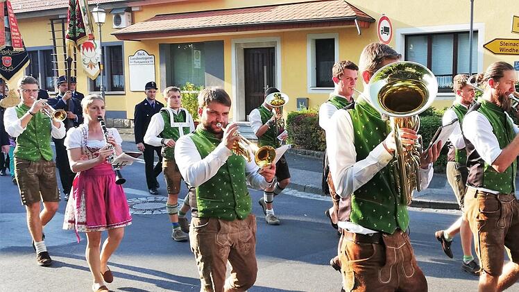 Die Gruppe "Schütt die Brüh noo" sorgte auch später im Festzelt für zünftige Musik. Foto: Sigismund von Dobschütz