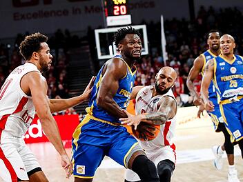 Maurice Stuckey (rechts) kann Kingsley Moses von Peristeri BC nur auf Kosten eines Fouls stoppen; links Elias Harris. Foto: Daniel Löb