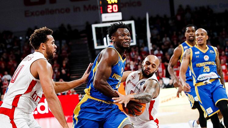 Maurice Stuckey (rechts) kann Kingsley Moses von Peristeri BC nur auf Kosten eines Fouls stoppen; links Elias Harris. Foto: Daniel Löb