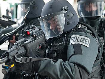Im Zuge einer Bedrohungslage kam es am Freitagnachmittag zu einem größeren Polizeieinsatz. Ein 32-jähriger Mann wurde durch Spezialkräfte der Polizei festgenommen. Symbolbild
