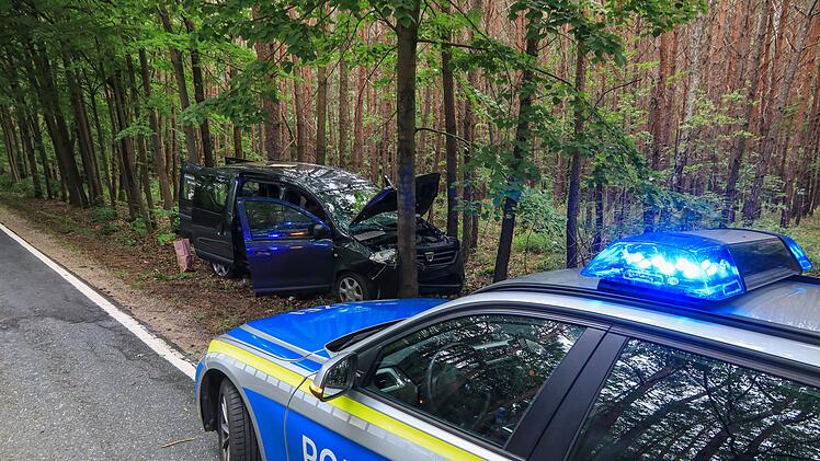 Zahlreiche Bierflaschen im Auto: Kleintransporter kracht frontal gegen Baum