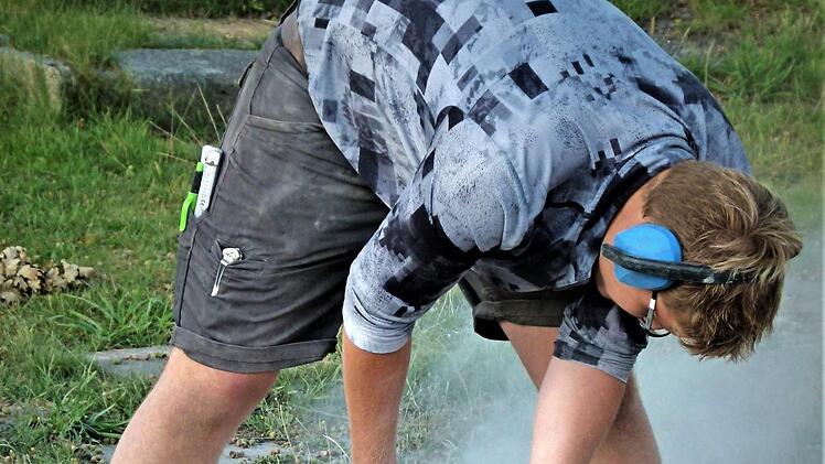 Handwerklich ein Ass ist der Spielführer der Zweiten Mannschaft, Alexander Geyer. Fotos: Werner Reißaus