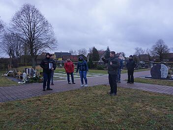 Die Mitglieder des Bauausschusses haben den Friedhof in Detter besichtigt. Angedacht ist,  pflegefreie Bestattungsmöglichkeiten auf den Friedhöfen anzubieten.
